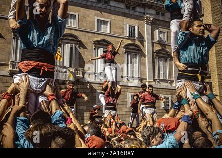 Barcellona, Spagna. 24 Settembre 2019: "Colla Jove de Bacelona' costruire pilastri umano durante il Barcellona il city holiday 'La Merce' Credit: Matthias Oesterle/Alamy Live News Foto Stock