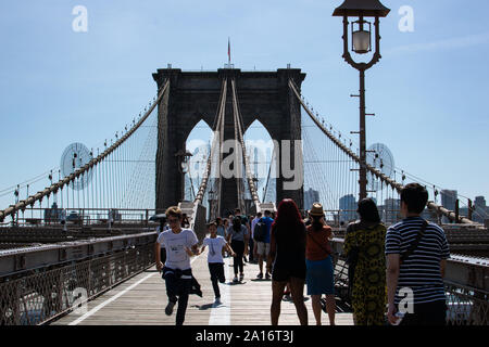 Zu einem NYC Besuch gehört auch die Überquerung der Ponte di Brooklyn dazu. Sie bietet tolle Ausblicke auf die Skyline von Manhattan und Brooklyn. Foto Stock