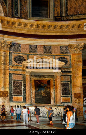 Pantheon; 120 D.C.; altare laterale, colorato, ex tempio romano; convertito a Santa Maria dei martiri chiesa 609; cattolica; antico edificio religioso; Foto Stock