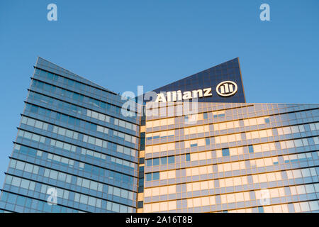 Parigi, Francia - Settembre 03, 2019: Allianz Francia è una compagnia di assicurazioni francese, con sede in Rue de Richelieu, Parigi Foto Stock