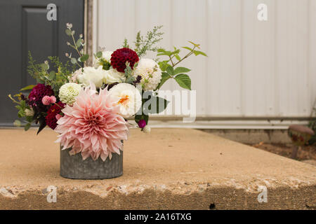 Freschi di fiori misti disposizione con dalie e Zinnias al di fuori Foto Stock