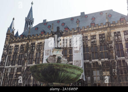 Karlsbrunnen (significato Fontana Carlo Magno) inaugurato nel 1620 di fronte al Rathaus (municipio) ad Aquisgrana in Germania Foto Stock