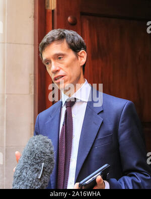 Westminster, Londra, UK, 24 settembre 2019. Rory Stewart, ex leader conservatore candidato ed ex ministro Gabinetto, che aveva la frusta ritirata da Boris Johnson. I politici e i commentatori da tutte le parti sono in alto la domanda intorno a Millbank Studios, College Green e l'edificio della Corte di commentare la sentenza di oggi. Credito: Imageplotter/Alamy Live News Foto Stock