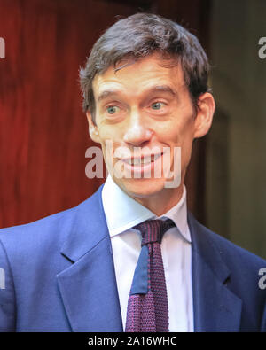 Westminster, Londra, UK, 24 settembre 2019. Rory Stewart, ex leader conservatore candidato ed ex ministro Gabinetto, che aveva la frusta ritirata da Boris Johnson. I politici e i commentatori da tutte le parti sono in alto la domanda intorno a Millbank Studios, College Green e l'edificio della Corte di commentare la sentenza di oggi. Credito: Imageplotter/Alamy Live News Foto Stock