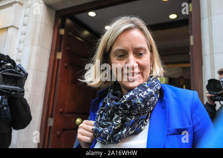 Westminster, Londra, UK, 24 settembre 2019. Ambra Rudd, MP, conservatore, ex ministro Gabinetto che recentemente si è dimesso. I politici e i commentatori da tutte le parti sono in alto la domanda intorno a Millbank Studios, College Green e l'edificio della Corte di commentare la sentenza di oggi. Credito: Imageplotter/Alamy Live News Foto Stock