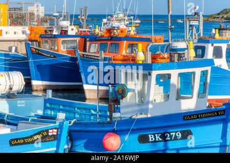 Blue barche ormeggiate nel porto di Seahouses, Northumberland, Regno Unito Foto Stock