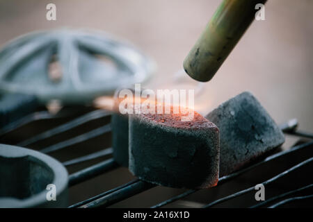 Close-up di contatto speciale bruciatore di carbone per un narghilè, il fuoco selettivo Foto Stock