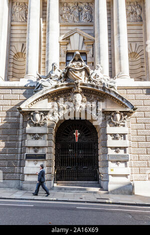 Pedone passato a piedi la porta della centrale di Corte penale, anche noto come il vecchio Bailey, London, Regno Unito Foto Stock