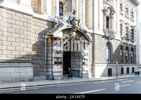 Pedone passato a piedi la porta della centrale di Corte penale, anche noto come il vecchio Bailey, London, Regno Unito Foto Stock