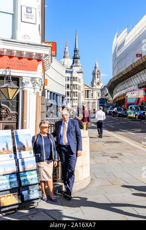 I turisti a Ludgate Circus, la Cattedrale di St Paul in background, London, Regno Unito Foto Stock