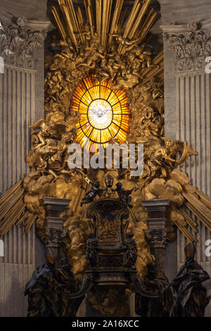 Cathedra Petri Altare della Cattedra di San Pietro dal Bernini, 1666S. La colomba nella finestra rappresenta lo Spirito Santo. La Basilica di San Pietro, Vaticano C Foto Stock