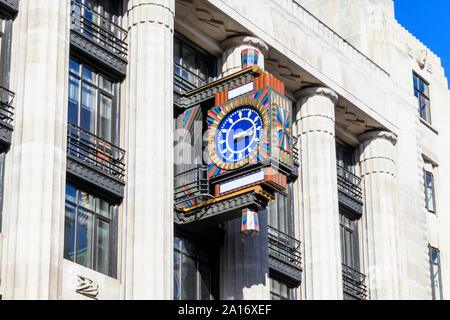 Ornate clock sull'edificio Art Deco Peterborough corte, una volta a casa il Daily Telegraph giornale, Fleet Street, Londra, Regno Unito Foto Stock