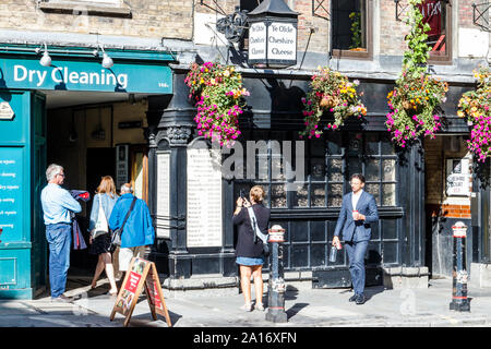 Ye Olde Cheshire Cheese, una storica e tradizionale casa pubblica sul Fleet Street, Londra, Regno Unito Foto Stock