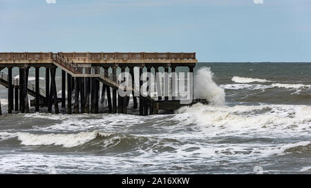 Grandi onde tempestose crash sul molo Foto Stock