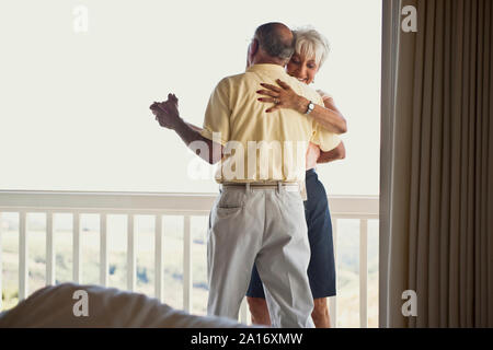 Coppia senior ballare insieme sul proprio balcone. Foto Stock