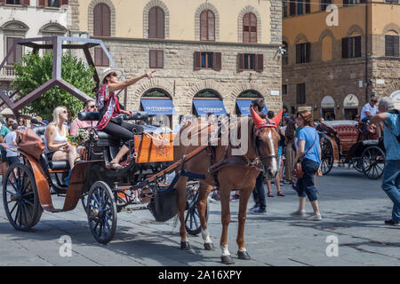 Turisti in carrozza trainata da cavalli a Piazza della Signoria, Firenze, Italia Foto Stock