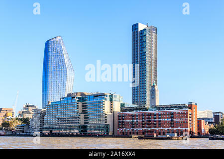 Il vaso (n. 1 Blackfriars), Southbank Tower, OXO Tower e altri edifici, attraverso il Fiume Tamigi da Victoria Embankment, London, Regno Unito Foto Stock