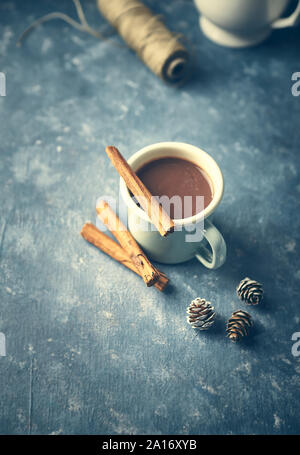 Cioccolata calda con Cannella di Ceylon . Ancora in vita. Sfondo rustico Foto Stock