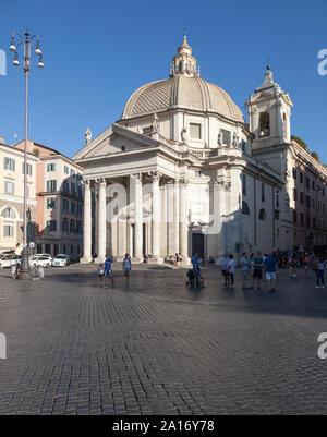 Chiesa di Santa Maria di Montesanto visto dalla Piazza del Popolo. A destra della chiesa è Via del Corso. A sinistra è Via del Babuino. Foto Stock