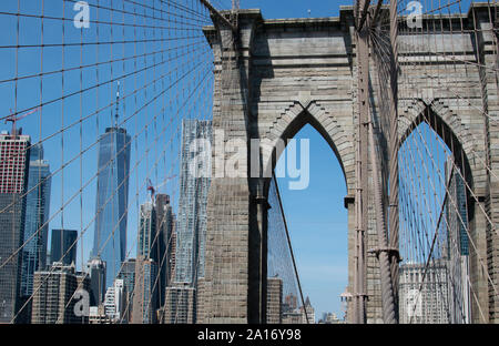Detailansicht der Stahlkonstruktion der Ponte di Brooklyn, im Hintergrund Skyline mit One World Trade Center Foto Stock