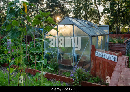 Assegnazioni nel villaggio Costwold di Bourton sull'acqua, Cotswolds, Gloucestershire, Inghilterra Foto Stock