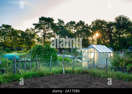 Assegnazioni nel villaggio Costwold di Bourton sull'acqua, Cotswolds, Gloucestershire, Inghilterra Foto Stock