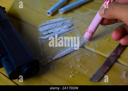 La cocaina pronto per usi su un tavolo di legno. La cocaina Tossicodipendenza concetto Foto Stock