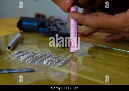 La cocaina pronto per usi su un tavolo di legno. La cocaina Tossicodipendenza concetto Foto Stock