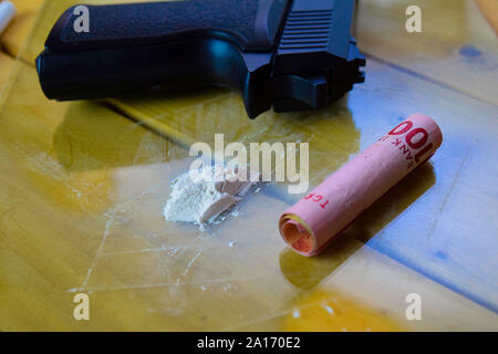 La cocaina pronto per usi su un tavolo di legno. La cocaina Tossicodipendenza concetto Foto Stock