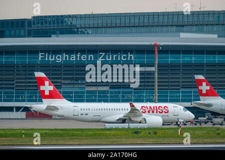 Zurigo, Svizzera - Luglio 19, 2018: aeroporto di Zurigo costruzione paesaggio esterno a tempo di giorno Foto Stock