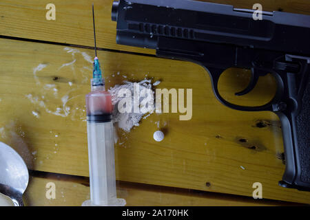 La cocaina pronto per usi su un tavolo di legno. La cocaina Tossicodipendenza concetto Foto Stock