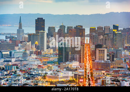 San Francisco, California, Stati Uniti d'America skyline del centro all'alba. Foto Stock