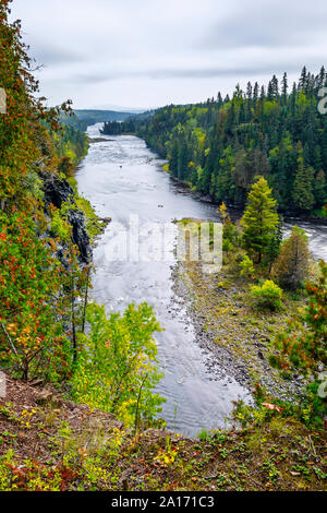 Fiume Kaministiquia, downtream di Kakabeka Falls, Ontario, Canada. Foto Stock
