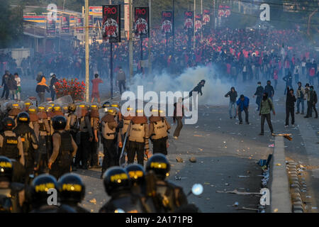 La polizia antisommossa fire gas lacrimogeni in manifestanti durante la dimostrazione.La polizia ha sparato gas lacrimogeni e idranti per disperdere i manifestanti come migliaia dimostrata nel corso di un progetto proposto dal governo per modificare il codice penale leggi e indebolire anti-corruzione delle istituzioni. Foto Stock