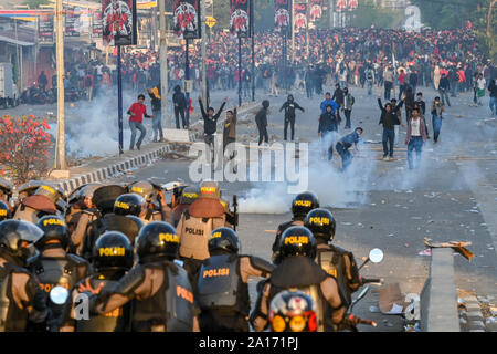 La polizia antisommossa fire gas lacrimogeni in manifestanti durante la dimostrazione.La polizia ha sparato gas lacrimogeni e idranti per disperdere i manifestanti come migliaia dimostrata nel corso di un progetto proposto dal governo per modificare il codice penale leggi e indebolire anti-corruzione delle istituzioni. Foto Stock