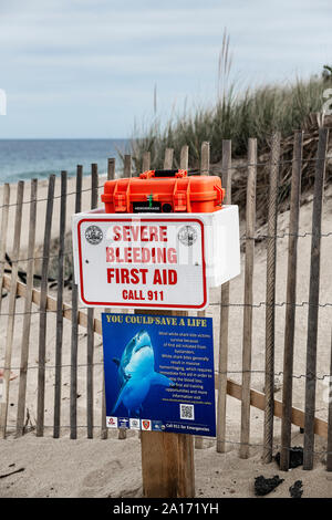 Lo squalo di emergenza kit morso situato a Cape Cod area delle spiagge, Truro, Cape Cod, Massachusetts, STATI UNITI D'AMERICA. Foto Stock