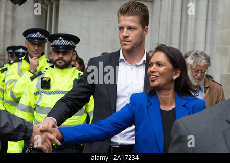 Londra REGNO UNITO 24 Sep 2019 Gina Miller (c) che ha portato la sfida giuridica oltre la sospensione del parlamento, emerge dalla Corte suprema dopo una sentenza che la proroga del Parlamento era illegittima. Foto Stock