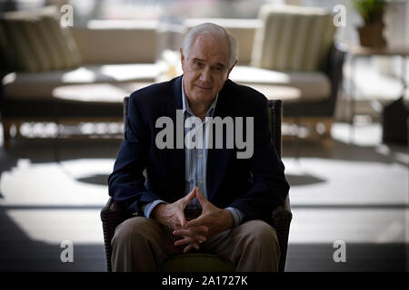 Uomo anziano seduto sul gradino Foto Stock