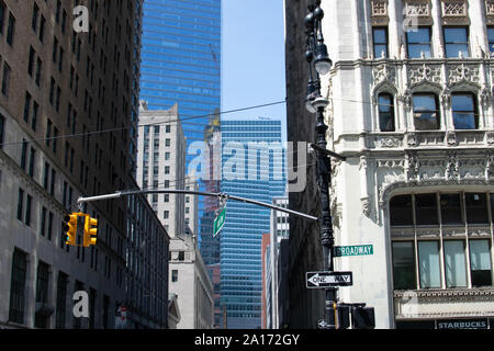 Vista del Park Row con grattacielo riflettente facciata, Manhattan, New York, New York, Stati Uniti d'America Foto Stock