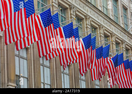 Bandierine americane floating uno dei principali punti di riferimento di Manhattan a New York City USA Foto Stock