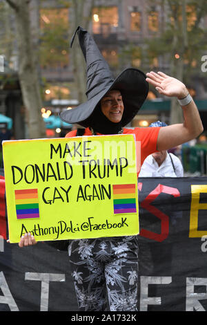 Anti Trump protester pone con un cartellone durante la salita e resistere - uniti in un oltraggio, una resistenza marzo lungo la Quinta Avenue. Foto Stock