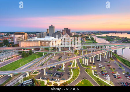 Memphis, Tennessee, Stati Uniti d'America antenna vista sullo skyline di downtown e Mud Island. Foto Stock