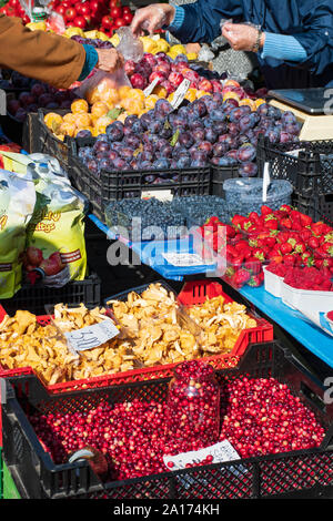 Vari frutti di bosco, fragole, lamponi mirtilli, le prugne secche e i funghi sul reparto drogheria sulla strada del mercato alimentare Foto Stock