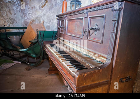 In legno antico pianoforte rotto. Abstract all'interno di foto retrò. Foto Stock