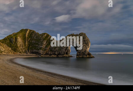Durdle porta in Dorset sul famoso Jurassic Coast di notte Foto Stock