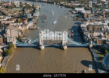Settembre 2019, Inghilterra, Londra, il Tower Bridge da sopra Foto Stock