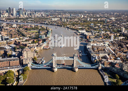 Settembre 2019, Antenna della skyline di Londra - il Tower Bridge e il Tamigi verso Canary Wharf e il sud ovest di Londra Foto Stock