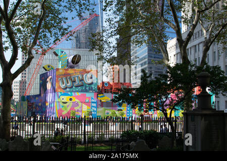 I colorati murali del World Trade Center (WTC) di contrasto con il cimitero e lapidi del San Paolo cappella. Foto Stock