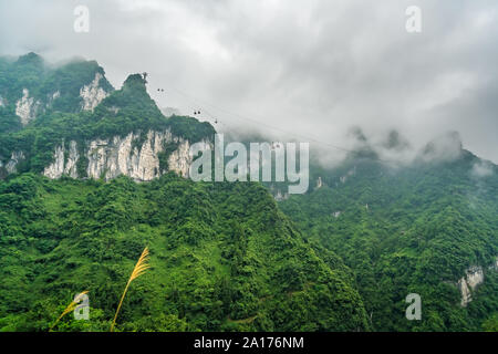 Asia funivia più lunga che va alla parte superiore del famoso cielo collegando Avenue o grande cancello su Strada montagne Tianmen, Zhangjiajie, Cina Foto Stock