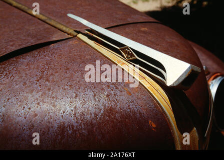 Stati Uniti d'America. Nuovo Messico. Rusty cofano e chrome ornamento su Classic American Diamond T carrello. Quaranta. Foto Stock